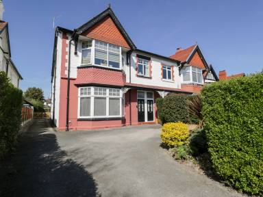 Cottage with garden | Beach view
