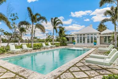 594 m² House