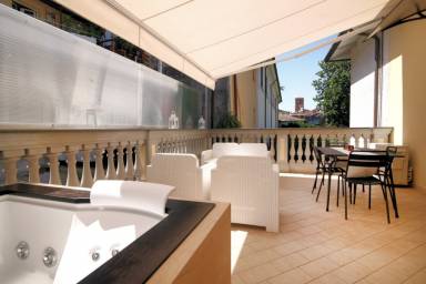 Appartamento a Pietrasanta con terrazza e giardino