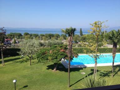 Wohnung mit Pool und Garten | Seeblick
