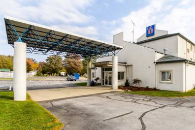 Motel Pool Norwalk