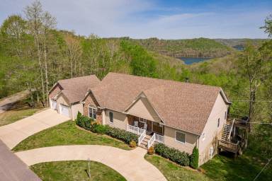 Chalet Center Hill Lake