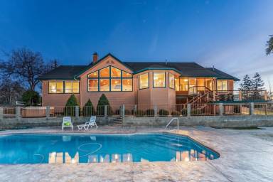 Airbnb  Oakhurst