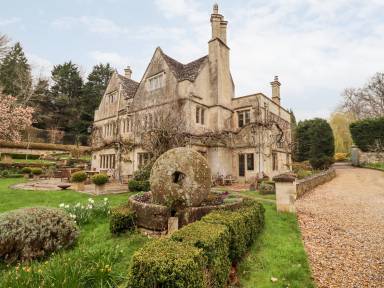 Cottage Pool Painswick
