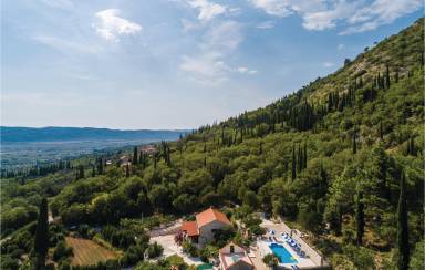 233 m² House