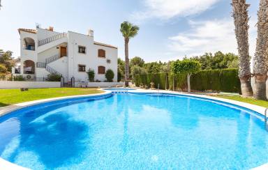 Casa vacacional con terraza y piscina