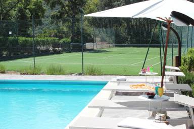 Villa indipendente a 5 minuti dal mare con ampio giardino, piscina e campo tennis privati