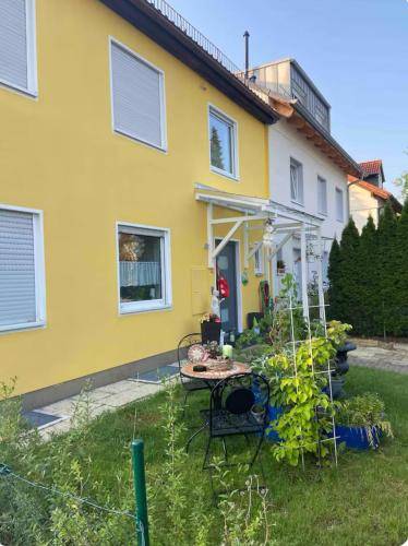 1 Privatzimmer mobliert gut ausgestattet und gute Anbindung Bus Bahn