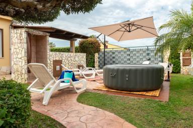 Magnifica villa totalmente attrezzata con terrazza, griglia e idromassaggio | Vista sul giardino | Vicino alla spiaggia