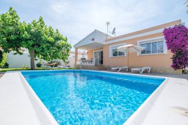 Casa vacacional con barbacoa, jardín y terraza | Vistas al jardín