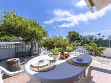 Casa vacacional con terraza y jardín