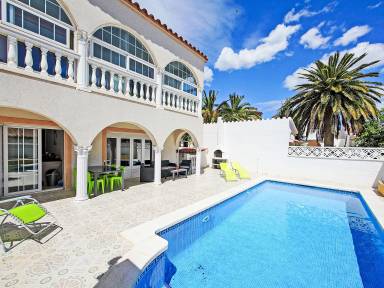 Casa con piscina privata, griglia e giardino