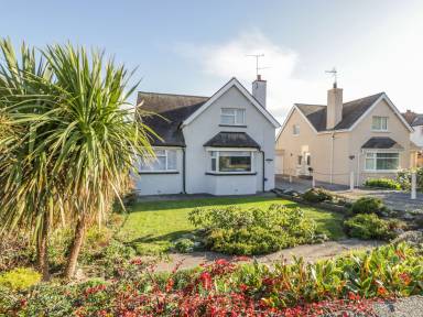 Cottage with hot tub & garden | Beach view