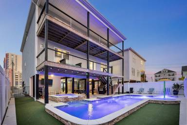 362 m² House