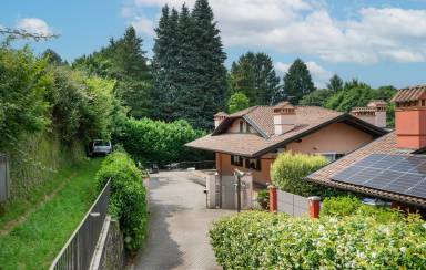 Maisonette-Wohnung mit eingezäuntem Garten für 11 Gäste mit Hund in Stresa am Lago Maggiore