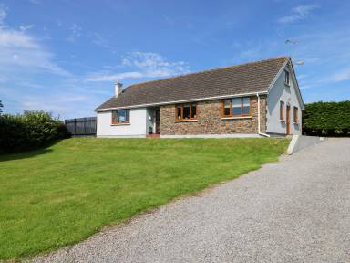 Cottage with garden | Beach view