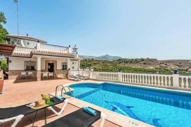 Villa with private pool, BBQ & terrace