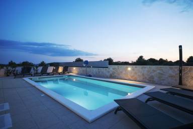 Ferienhaus mit Terrasse, Grill und privatem Pool | Gartenblick