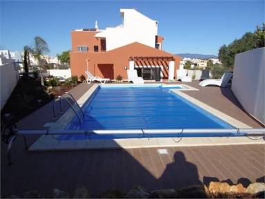 Großzügiges Ferienhaus mit Pool und mehreren Terrassen