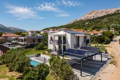 Voll ausgestattete Ferienwohnung mit Garten und Pool