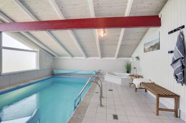 Ferienhaus mit Terrasse, privatem Pool und Sauna