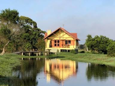 Casa con giardino e barbecue