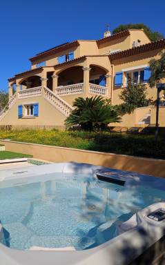 LA MAISON BLEUE, 2 pièces avec coin cuisine piscine, spa, tennis, pétanque