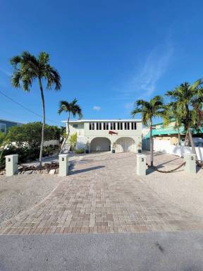 Vacation home with barbecue & private pool | Pet-friendly