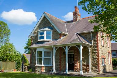 Incantevole cottage adatto alle famiglie con giardino e terrazza