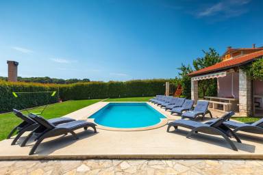 380 m² House