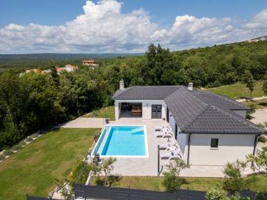 Voll ausgestattetes schönes Ferienhaus mit Garten, Terrasse und privatem Pool