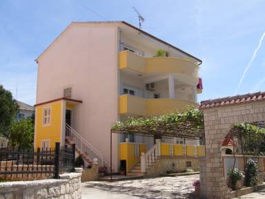 Wohnung in Okrug Gornji mit Eigenem Balkon + Nah am Strand