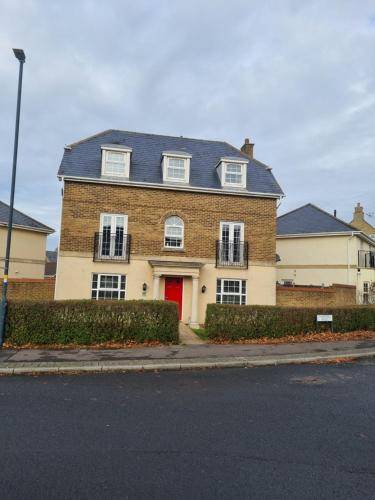 Swindon 6 deluxe doubles 2 with en suite in large house No Pets