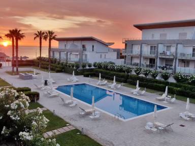 Ferienwohnung mit Terrasse, Pool und Garten | Meerblick