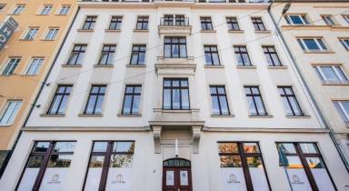 100 m² Serviced apartment