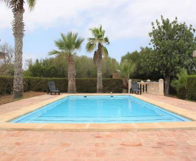 Schönes Ferienhaus mit Pool, Terrasse und Garten in Portopetro