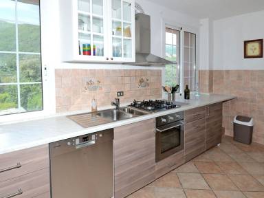 120 qm Ferienhaus mit Pool, Umzäunt, für 7 Gäste mit Hund in Tavole, Ligurien