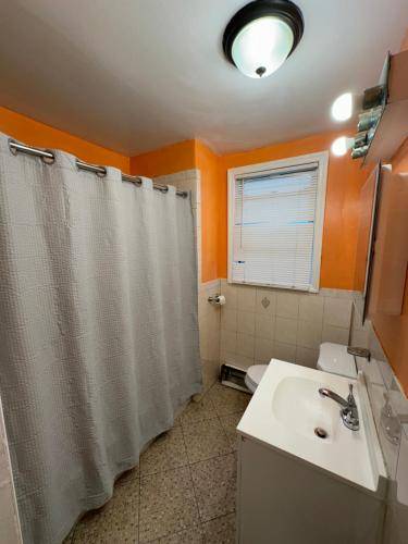 Fidelia Jade Room Queen Bed Minutes from Newark Liberty International Airport and Newark Penn Statio