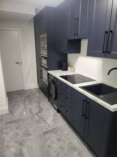Modern Ensuite Room in Andover, Hampshire — photo 2