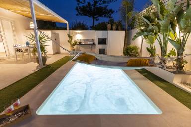 Familienfreundliche Villa mit Terrasse, Grill und privatem Pool | Poolblick | Neben dem Strand