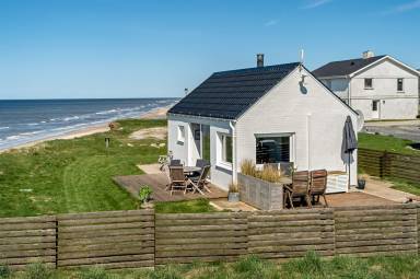 30 qm Ferienhaus mit Meerblick für 4 Gäste mit Hund in Nr. Lyngby Strand, Dänemark