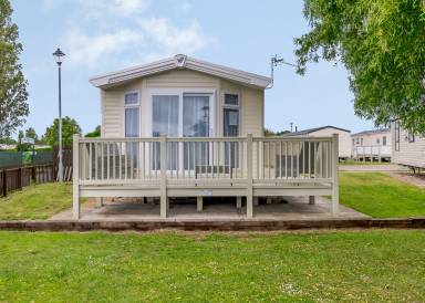 Caravan with garden & jacuzzi