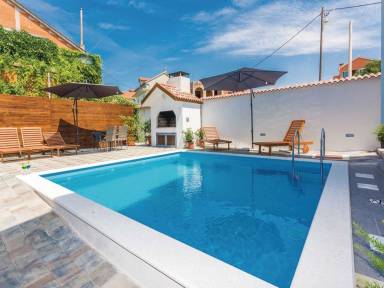 Voll ausgestattetes Ferienhaus mit Grill, privatem Pool und Garten