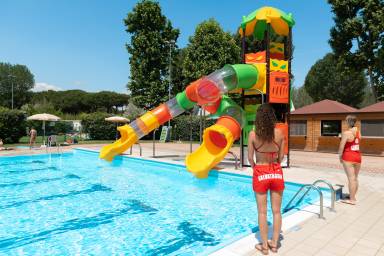 Ferienhaus mit Whirlpool, Pool und Terrasse