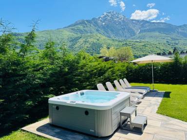 Voll ausgestattete gemütliche Wohnung mit privatem Pool, Whirlpool und Garten | Bergblick