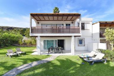 Casa rural con terraza, piscina y jardín