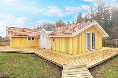 Ferienhaus mit Garten, Pool und Terrasse