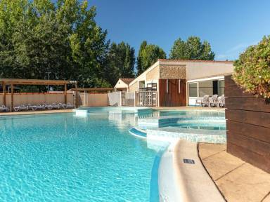 Chalet avec piscine chauffée et terrasse