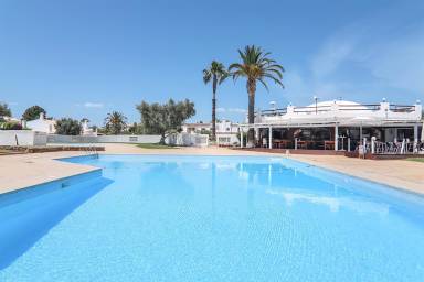Fully equipped villa with terrace, garden & private pool