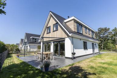 Willa Den Burg